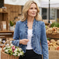 🥳VENTE CHAUDE 2026🥳💞50K+ VENDUS !👵☀️ 56% DE RÉDUCTION ! Veste en Jean à Devant Ouvert – Sans boutons, facile à enfiler/enlever. Volants flatteurs, tissu respirant. Lavage bleu classique. Un inémporel de garde-robe. 🌿✅